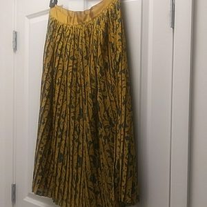Pleated raised motif lace skirt